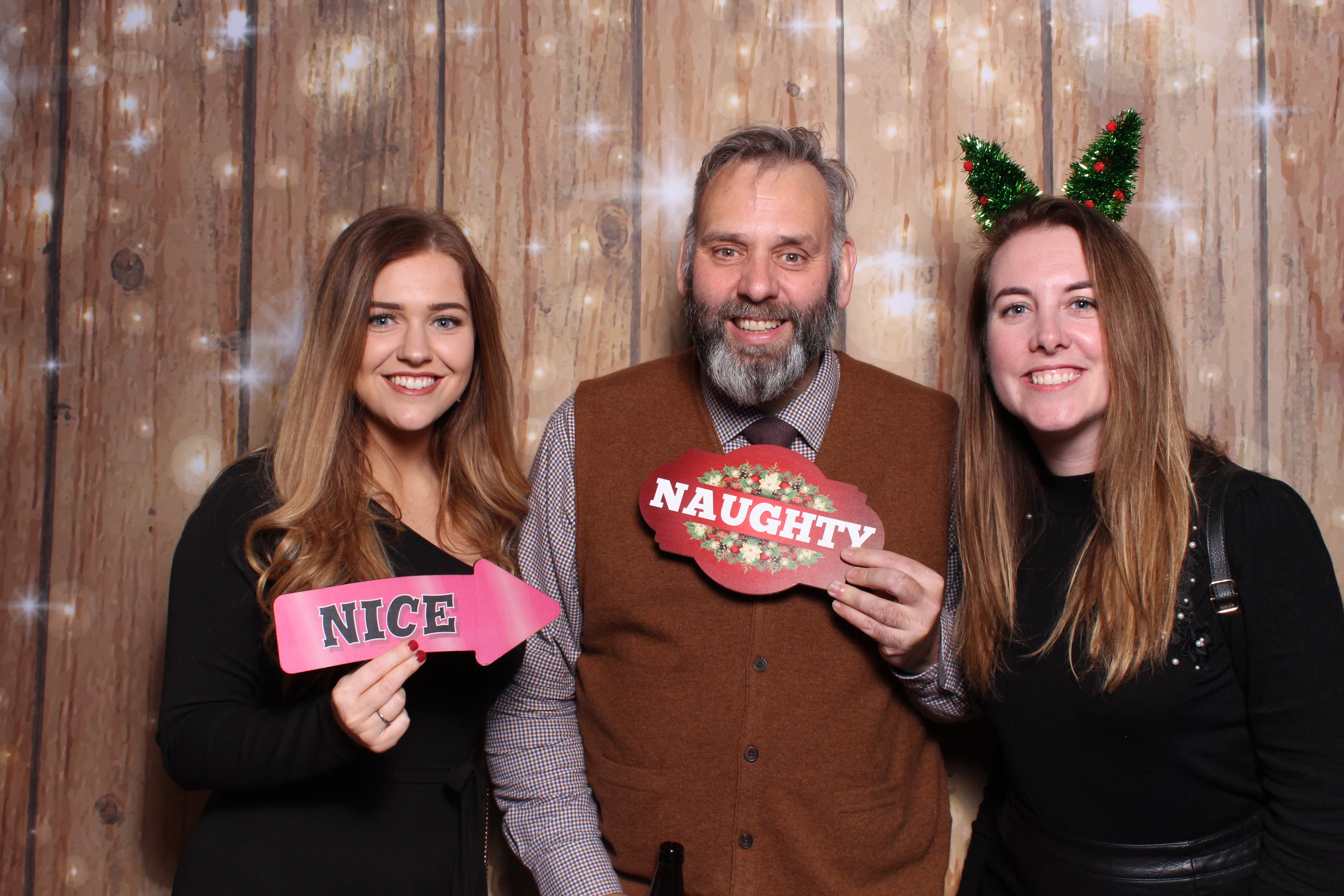 Tes Christmas party  | View more photos from the event at gallery.magicimages.uk/u/MagicImages/Tes-Christmas-party